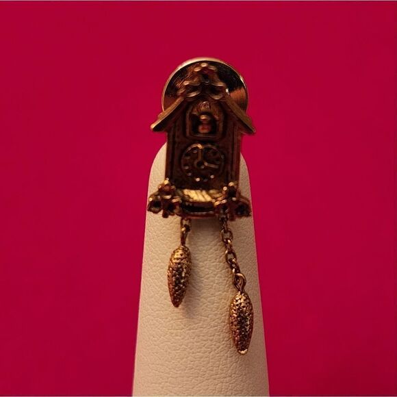 Avon Vintage Signed Gold Plated Cuckoo Clock Pin - Picture 1 of 3